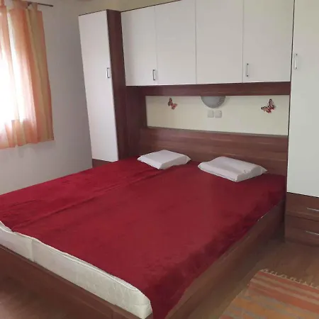 Apartament 1 *